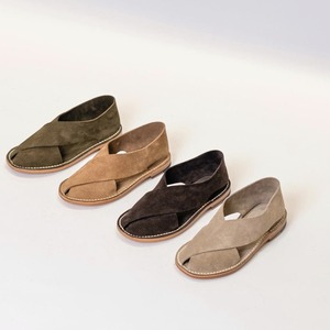 Sandalias de verano de nuevo estilo, de cuero genuino y gamuza, hechas a mano, con suela cómoda y suave, diseños huecos, de una pieza, informales, para hombre. - Product Image 4