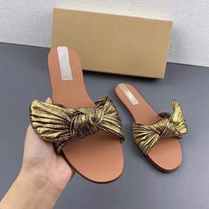 Sandalias Planas para Mujer Estilo Chancla con Lazo Dorado en la Pala para Dama 2022 - Product Image 1