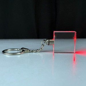 <span class=keywords><strong>3D</strong></span> khắc laser vuông pha lê <span class=keywords><strong>Keychain</strong></span> với màu xanh <span class=keywords><strong>LED</strong></span> MH-YS0166 ánh sáng - Product Image 2