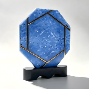 Medaglia d'Onore Ottagonale Ecologica con Texture Marmo Blu, Base Nera Ondulata con Incisione a <span class=keywords><strong>Ombra</strong></span>, Logo Personalizzato, Premio Aziendale di Riconoscimento - Product Image 1