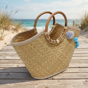 Bolso de Playa Tejido con Hojas de Palma, Ecológico y Duradero, con Asas de Madera y Pompones, Color Beige Claro, Casual, Multiusos - Product Image 2
