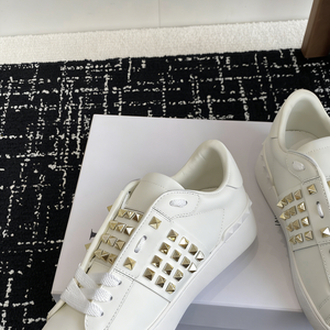 Chaussures blanches à semelle épaisse en cuir véritable pour femmes, style décontracté et sportif, avec rivets, couleur blanc laiteux, Valentinos. - Product Image 5