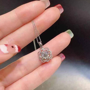 Collana con Ciondolo a Fiore Placcata in Oro Bianco con Zirconia Cubica, Gioiello Romantico da Donna per Uso Quotidiano con Catena a Serpente, Regalo - Product Image 1