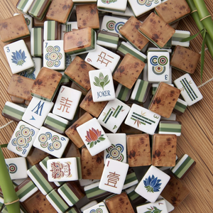Set di Mahjong Americano a Quattro Strati in Acrilico Intagliato per 4 Giocatori, 160 Tessere Incise, Portatile per Viaggi, <span class=keywords><strong>Gioco</strong></span> Moderno - Product Image 1