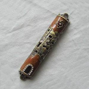 Custodia per Mezuzah in Lega Metallica con Design a Spirale, Smaltata a Mano e Decorata con Gioielli, Colore Oro Antico e Blu Pesca # P32031a) - Product Image 2