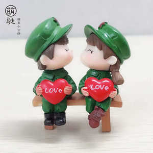 Poupées de couple de soldats enlacés en résine, miniatures pour décorations de gâteaux, décorations pour la Saint-Valentin - Product Image 1