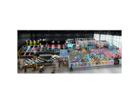 Ensemble complet d'équipements pour parc de trampolines intérieur avec piscine à balles, aire de jeux pour enfants et zone café pour centre de divertissement familial