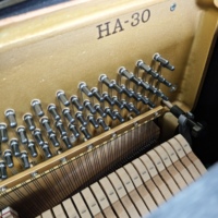 Piano droit d'occasion KAWAI HA30, hauteur 122 cm, pour examens et performances
