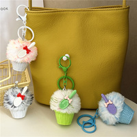 Porte-clés Pompon Cupcake Kawaii en Gros, Breloque de Sac Gâteau Muffin en Fausse Fourrure Moelleuse avec Mini Cuillère et Nœud