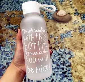 Botella de Agua de Plástico Reutilizable Estilo Instagram, Segura para Alimentos, para Hombres, Mujeres y Estudiantes, Portátil, de Gran Capacidad, con Tapa Anticaídas y Pajita - Product Image 4