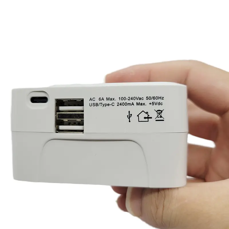 محول عالمي للسفر متعدد الوظائف 2 USB + Type-C مقبس عام 2A مقبس تحويل آمن OEM قابل للتخصيص CN
