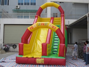 สไลเดอร์เป่าลมรูปสายรุ้งสำหรับเด็กปีนป่ายและเล่นสไลด์ - Product Image 2