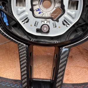 Volant entièrement en alcantara avec bande tricolore pour G20 G22 G30 G31 M2 G87 M3 G80 M4 G82 G42 M5 F90 F80 F82 F95 X3M - Product Image 3
