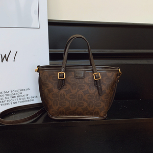 Borsa in Materiale PU di Alta Qualità. La fodera è realizzata in poliestere. È stato progettato dal designer del marchio. - Product Image 4