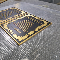 Plaque en laiton massif à large bordure dorée, bicolore vert foncé et noir, logo en relief, texte personnalisé, commémorative pour mur de villa privée