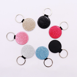 Porte-clés à la mode en cuir Pu brillant, porte-clé carré en forme <span class=keywords><strong>de</strong></span> cœur rond disponible, porte-clés par Sublimation - Product Image 4