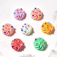 Nouveaux mini-gâteaux mignons en résine style figurine, aimants de réfrigérateur DIY, breloques pour coques de téléphone, pinces à cheveux, ornements 3D style patch, petits accessoires