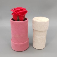 Boîtes cadeaux rondes en velours avec logo personnalisé, en matériaux recyclés de haute qualité, finition mate UV, pour roses préservées, avec ruban.