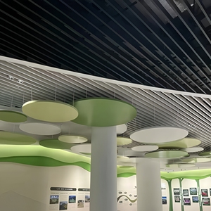 Tube carré en fibre de verre moderne pour plafond, forme irrégulière, insonorisation acoustique, design contemporain pour immeuble de bureaux - Product Image 1