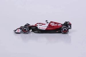 Burago 1:43 <span class=keywords><strong>2022</strong></span> <span class=keywords><strong>F1</strong></span> voiture de course Alfa Romeo C42 (avec casque) modèle de voiture en alliage de simulation 24 #77 # - Product Image 4