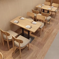 Ensemble de tables et chaises de restaurant de style nordique moderne minimaliste avec tabourets de bar, banquette longue, canapé, chaise de restaurant, chaise de salle à manger, table