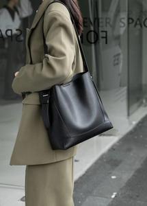 Sacs fourre-tout bandoulière en cuir véritable huilé, design vintage, nouvelle collection 2025, pour femmes, vente en gros personnalisée - Product Image 2