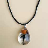 Prix d'usine vente en gros résine micro paysage véritable insecte jaune scorpion ambre collier pour vente au zoo