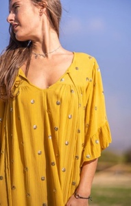 Robe de soirée bohème en dentelle tissée taille naturelle moutarde à volants paillettes ornées de manches longues et confortables Maxi Dress - Product Image 3
