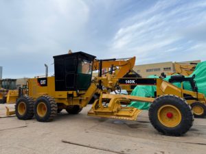 รถเกรดเดอร์ CAT 140K มือสอง สภาพดี พร้อมอุปกรณ์ริปเปอร์ สำหรับงานก่อสร้างทางหลวง - Product Image 5