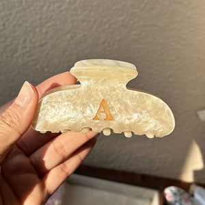 مشابك شعر أنيقة مخصصة بتصميم حروف للحفلات، مشابك شعر متوسطة الحجم باللون الوردي والبيج، إكسسوارات شعر مخصصة بالجملة - Product Image 1