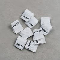 Étiquettes tissées de taille de vêtement blanc populaire étiquettes de robe en tissu plat avec logo de nom noir personnalisé