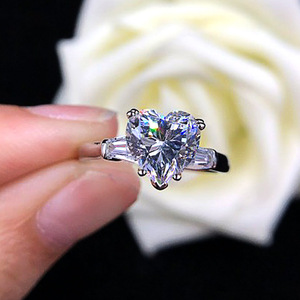 Anello a Forma di Cuore con Zirconia Cubica per Donne, Elegante Fede Nuziale con Stile Classico - Product Image 3