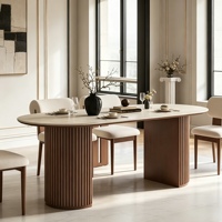 Table à manger ovale en pierre frittée travertin avec base en panneau MDF rainuré et placage noyer, design moderne et luxueux pour appartement et hôtel