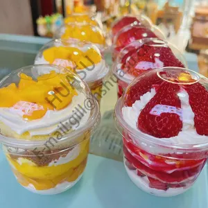 ถ้วยเย็นพลาสติกใส Parfait พร้อมฝาปิดสําหรับถ้วยขนมหวานผลไม้โยเกิร์ตพร้อมแทรกพุดดิ้งไอศกรีมโยเกิร์ตถ้วยพร้อมฝาปิด