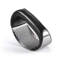 Handmatige knoflookpers van roestvrij staal 304, knoflookhakker, -pers en -vermaler voor het maken van knoflookpasta.