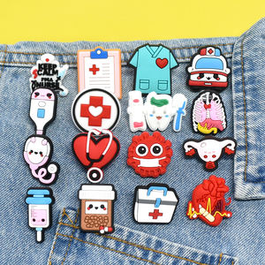 2025ファッション人気カスタムデザイン医療ナースPVCピン工場サプライヤーバッジブローチ - Product Image 1
