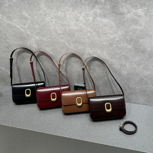 Bolso Cruzado de Piel Vacuna Brillante de Alta Gama para Mujer, Estilo Clásico, Solapa Estructurada, con Herrajes Dorados - Product Image 1