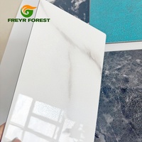 Panneaux muraux en PVC marbré PET blanc brillant, imperméables, écologiques, ignifuges, design moderne pour la décoration intérieure