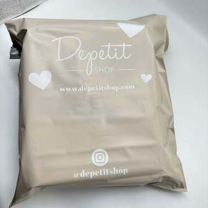 Sac d'expédition en polymailleur beige nude pêche, imperméable, imprimé avec un logo personnalisé, pour vêtements - Product Image 3