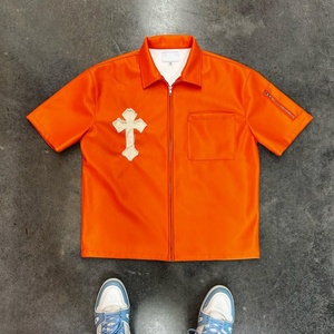 เสื้อแจ็คเก็ตหนังแฟชั่นคุณภาพสูงสำหรับผู้ชาย สไตล์สตรีทแวร์ ซิป ปก PU ปักโลโก้แบบกำหนดเอง แขนสั้น - Product Image 6