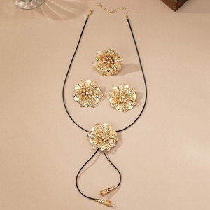 LJC-226 Toptan Vintage Kadınlar İçin Kulak Boyun Parmak Takı Seti Büyük İnci Çiçek Kolye Küpe Yüzük Takı Seti - Product Image 3