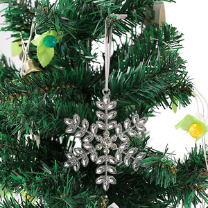 Pendentif de Noël flocon de neige créatif personnalisé, ornement de Noël en cristal réutilisable, décoration de sapin de Noël en métal brodé - Product Image 5