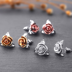 Orecchini a Perno 3D Bicolore a Forma di Rosa, Eleganti Gioielli Floreali da Donna per Uso Quotidiano e Feste, Regalo Impilabile - Product Image 2