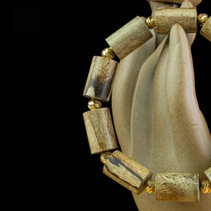 Pulsera de Bambú con Agarwood Malayo Premium, Cuentas Verdes de 12 mm, Bolas de Oro de 16K, Joyería Elegante y de Lujo - Product Image 2