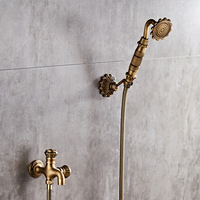Ensemble de douche pour baignoire en cuivre à poignée unique de conception classique avec installation murale et jet doux