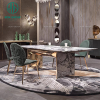 Ensemble de meubles pour la maison Ron Group, table ronde en verre trempé, chaise ovale moderne rembourrée avec motif de feuilles en relief, pieds en métal doré