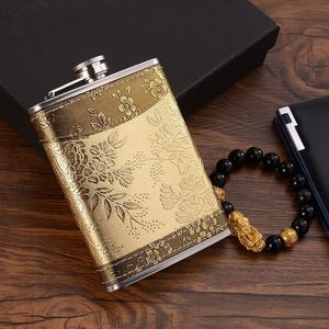Gourde à whisky en acier inoxydable de 7 oz avec étui en cuir, portable, pour voyage, avec ensemble de verres à vin - Product Image 2