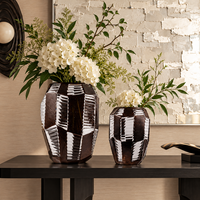 Vase de table en verre moderne aux tons sombres avec motif abstrait pour la décoration du salon et de la console