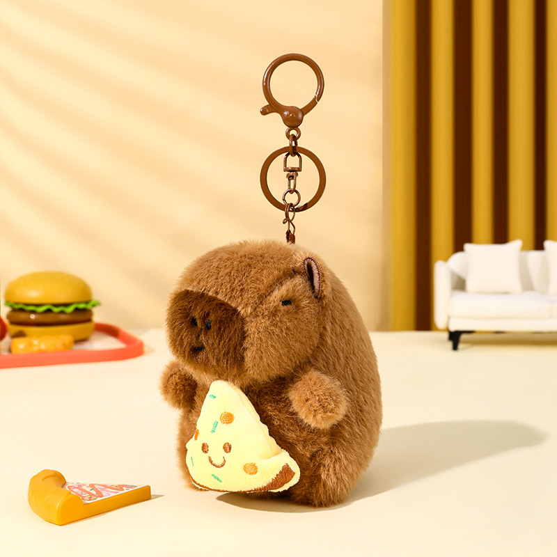 Llavero de peluche de capibara con forma de pizza.