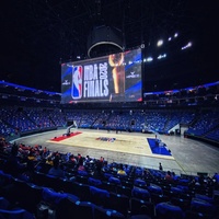 Terrain de sport multifonctionnel intérieur en contreplaqué d'érable ignifuge, écologique et approuvé FIBA Merry Pro pour le basketball et le volley-ball